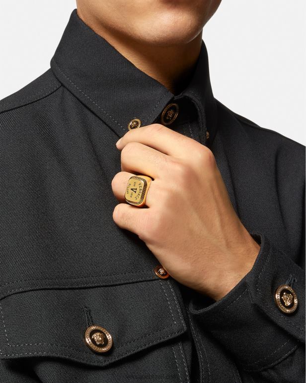 acessórios P2TX1699 Versace anel com logotipo do time do colégio ouro Preto homens