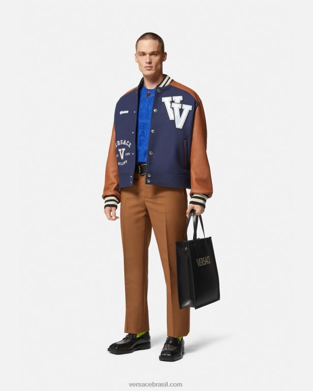 roupas P2TX1257 Versace jaqueta bomber com logo do time do colégio azul e marrom homens