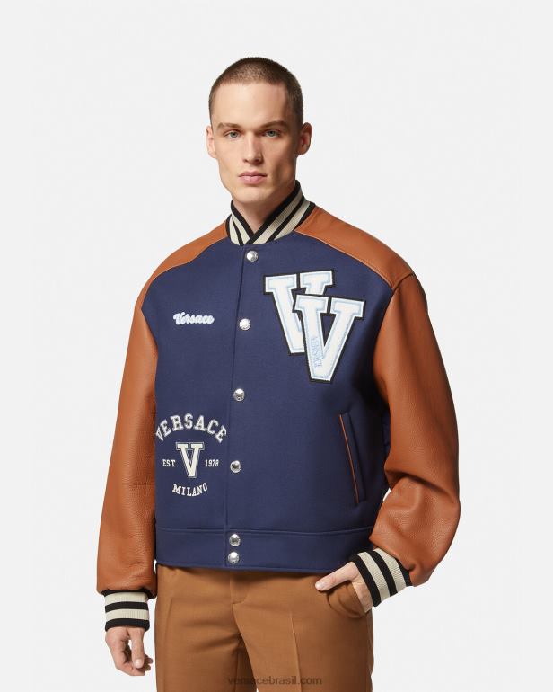 roupas P2TX1257 Versace jaqueta bomber com logo do time do colégio azul e marrom homens