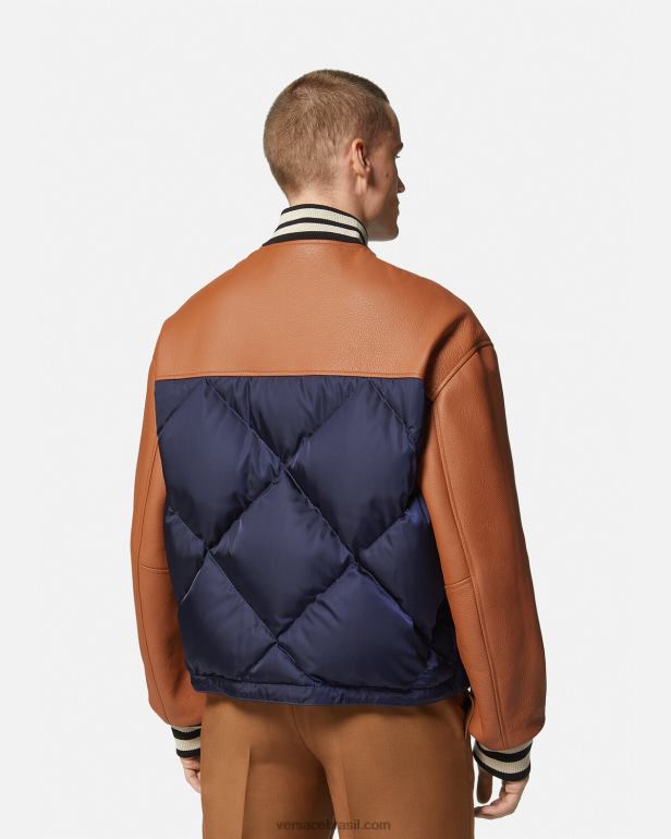 roupas P2TX1257 Versace jaqueta bomber com logo do time do colégio azul e marrom homens