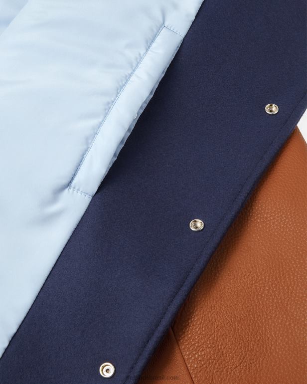 roupas P2TX1257 Versace jaqueta bomber com logo do time do colégio azul e marrom homens