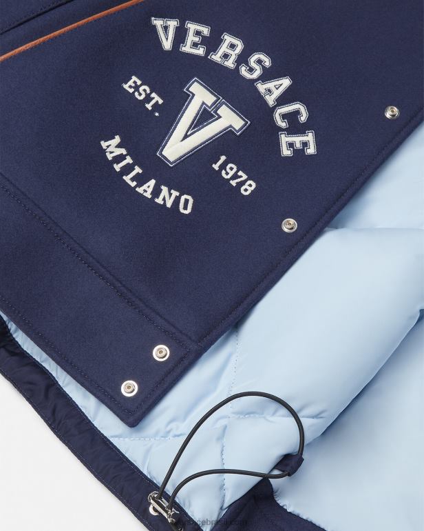 roupas P2TX1257 Versace jaqueta bomber com logo do time do colégio azul e marrom homens