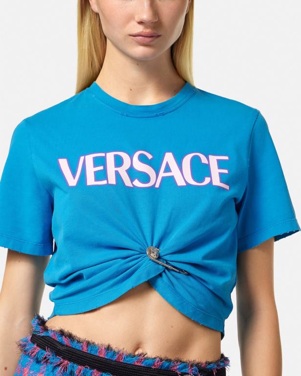 roupas P2TX140 Versace camiseta com logotipo de alfinete de segurança azul mulheres