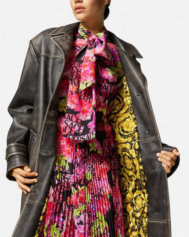 roupas P2TX97 Versace trench coat barroco em couro escovado cinza mulheres